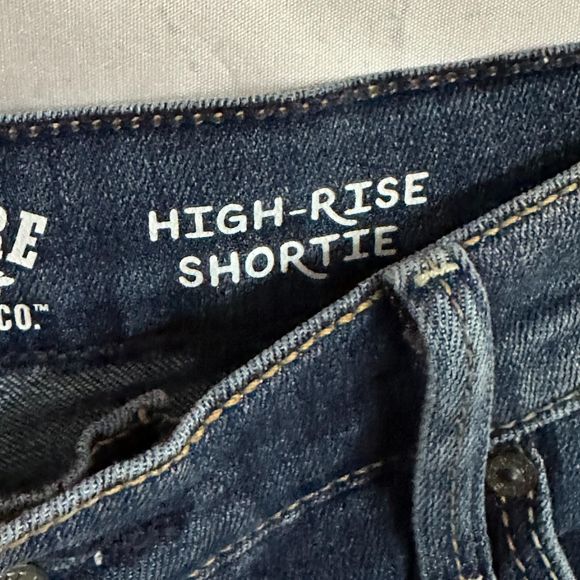 Signature by Levi Strauss & Co. High Rise Jean Shorts, Size 30in, Pre-owned - Picture 4 of 5